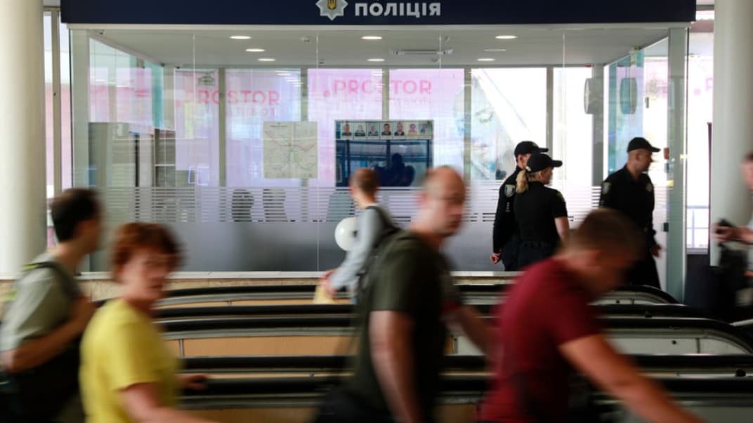 На станции метро «Лукьяновская» в Киеве открыли прозрачный стеклянный офис Нацполиции, 5 июля 2019-го