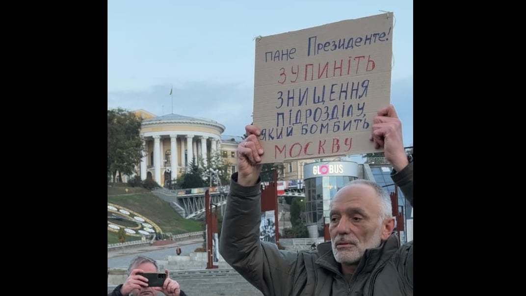 Військовий Юрій Касьянов протестує проти розформування його підрозділу, Київ, 5 жовтня 2025 року