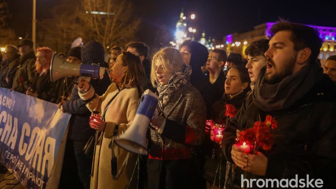 Люди вышли на «Шествие памяти», чтобы почтить Героев Небесной Сотни в Киеве, 18 февраля 2022 года