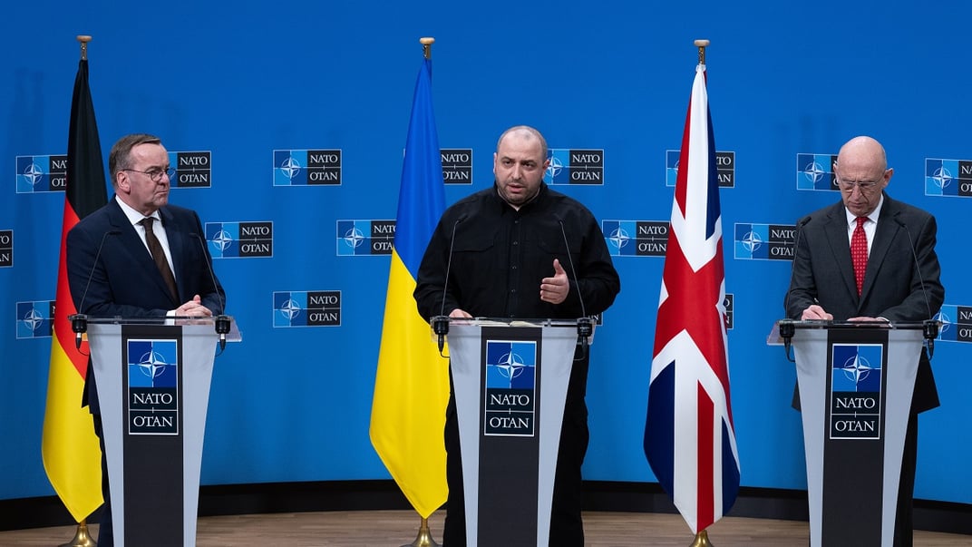 Министры обороны Германии, Украины и Великобритании Борис Писториус, Рустем Умеров и Джон Хили после встречи Контактной группы по обороне Украины, 11 апреля 2025 года