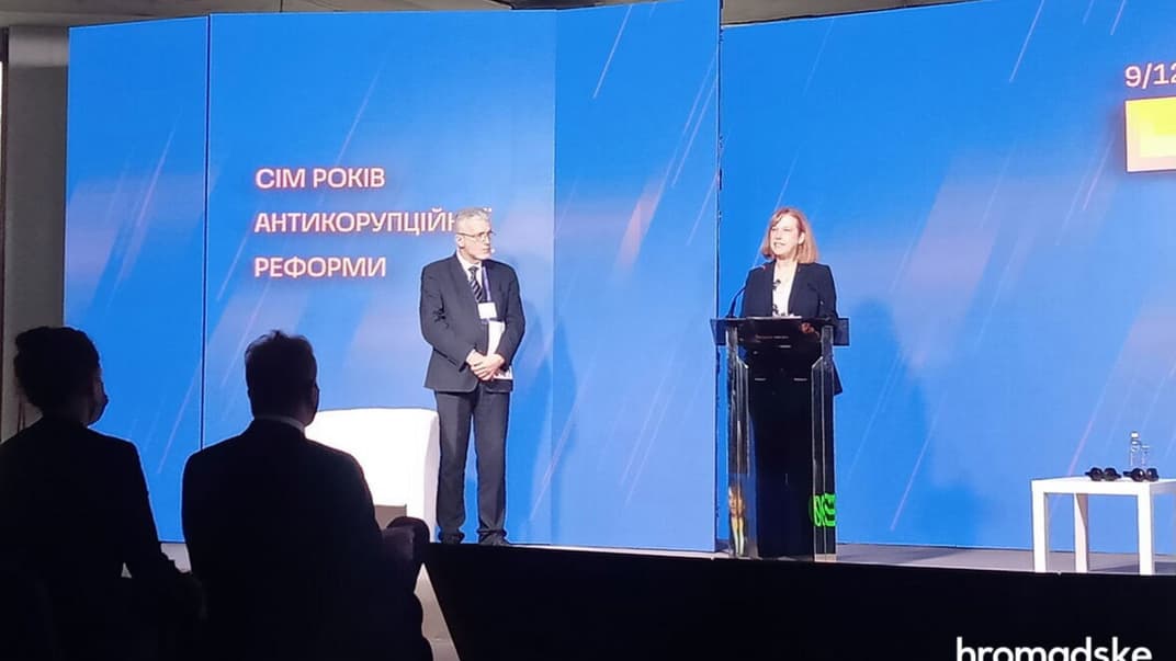 Тимчасова повірена у справах США в Україні Крістіна Квін (праворуч) під час відкриття антикорупційної конференції «Сім років антикорупційної реформи», Київ, 9 грудня 2021 року