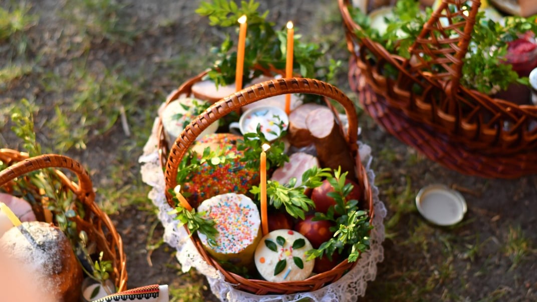 Великодній кошик під час освячення у Львові, 4 травня 2024 року