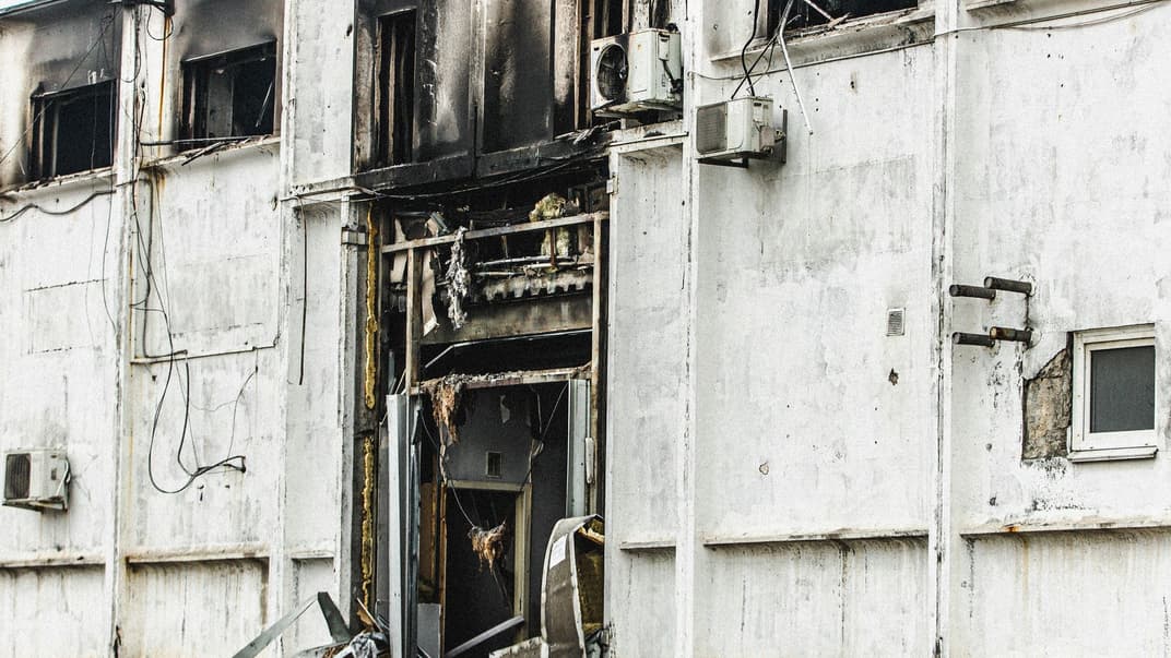 Наслідки удару по депо «Нової пошти» у Дніпрі