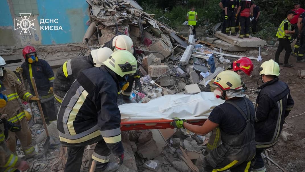 Рятувальники несуть тіло людини, яка загинула внаслідок російського ракетного удару 8 липня