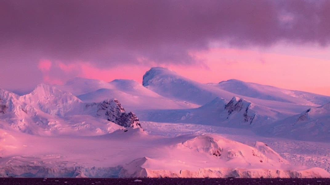 Украинские полярники показали Антарктиду «в цветах Барби»