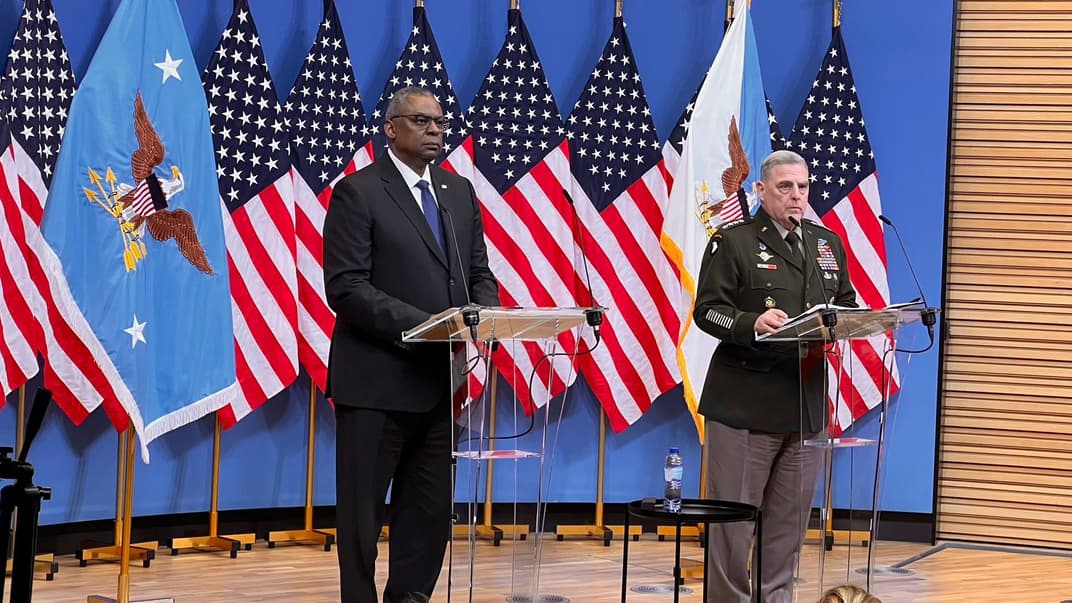 Министр обороны США Ллойд Остин (слева) с главой Объединенного комитета начальников штабов США генералом Марком Милли, 14 февраля 2023 года