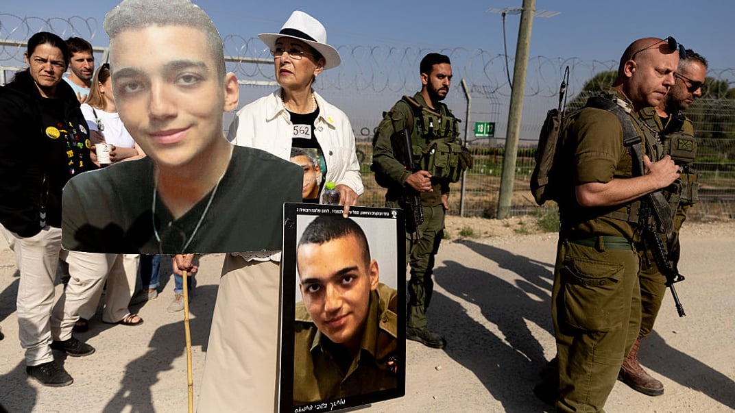 Бабуся Едана Александра тримає фото свого онука, вимагаючи звільнити ізраїльських заручників з полону ХАМАСу