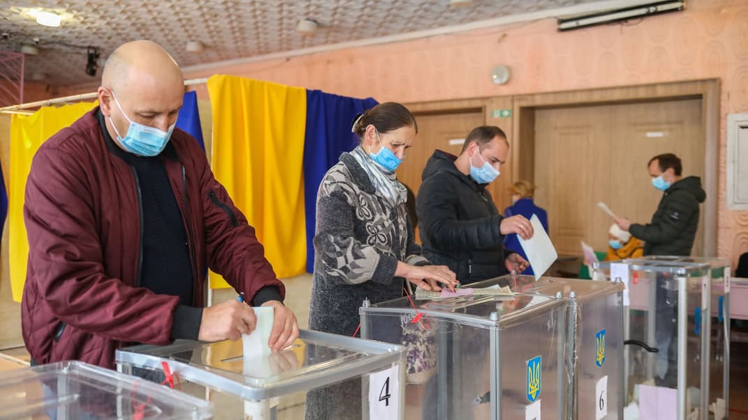 Виборці голосують на місцевих виборах у Бахмачі на Чернігівщині, 25 жовтня 2020 року