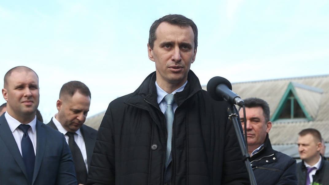 Заступник міністра охорони здоров’я Віктор Ляшко під час зустрічі президента Володимира Зеленського з евакуйованими з Китаю українцями та іноземцями, які перебували в обсервації в медичному центрі у Нових Санжарах Полтавської області, 5 березня 2020 року.