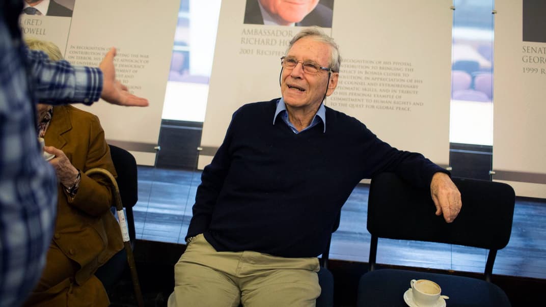 Ізраїльський автор Амос Оз відвідує церемонію, на якій він отримує премію Неймана за літературу на івриті в Єрусалимському університеті, 21 жовтня 2013 року (перевидана 28 грудня 2018 року). ізраїльський письменник Амос Оз помер у віці 79 років від раку 28 грудня 2018 року.