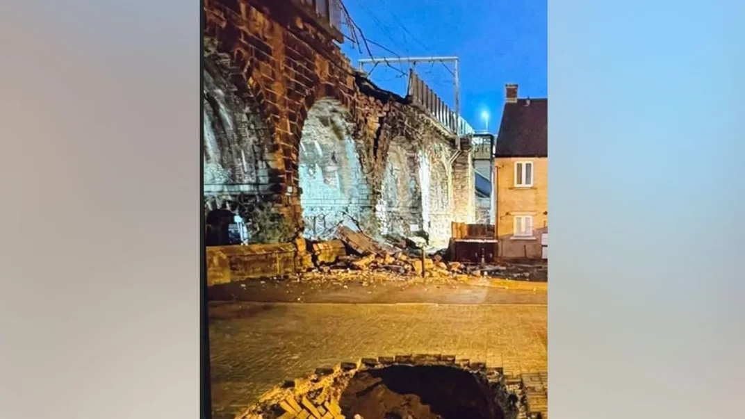 Фальшиве зображення пошкодженого залізничного мосту у Великій Британії