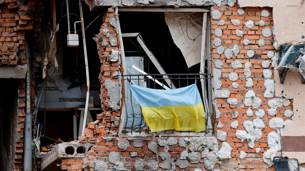 Флаг Украины на балконе разрушенного гражданского здания в Ирпене, Киевская область, 16 июня 2022 года