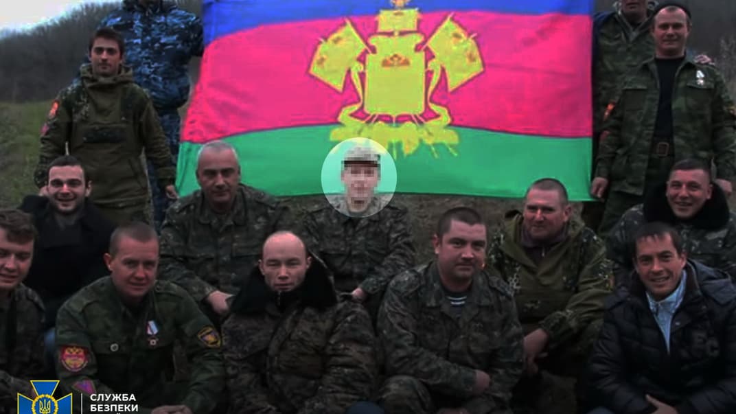 Эксбоевик незаконного вооруженного формирования «Самооборона Крыма» с другими участниками пророссийских военных сил