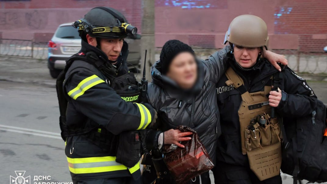 Рятувальники надають допомогу постраждалій жінці в Запоріжжі, 8 січня 2024 року