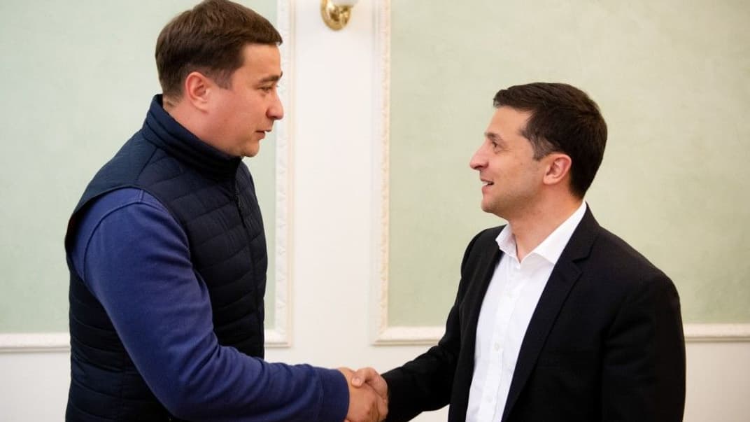 Новопризначений очільник Держгеокадастру (зліва) та президент Володимир Зеленський (справа)