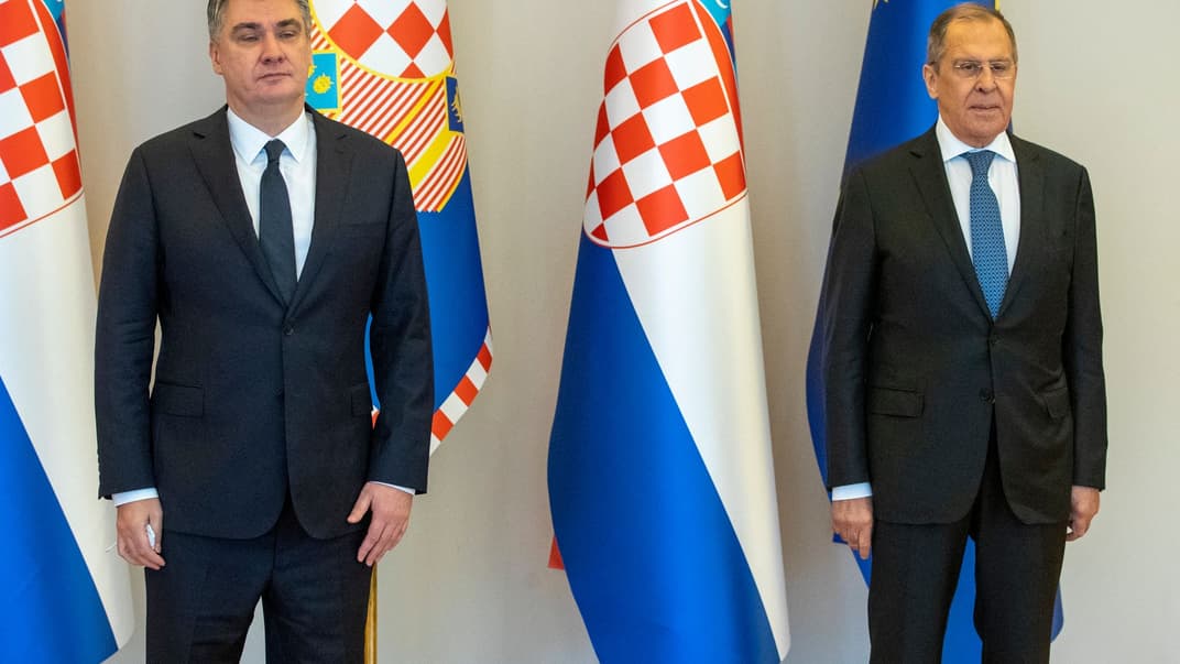 Президент Хорватії Зоран Міланович (ліворуч) і міністр закордонних справ Росії Сергій Лавров (праворуч) позують для ЗМІ у Загребі, Хорватія, 16 грудня 2020 року