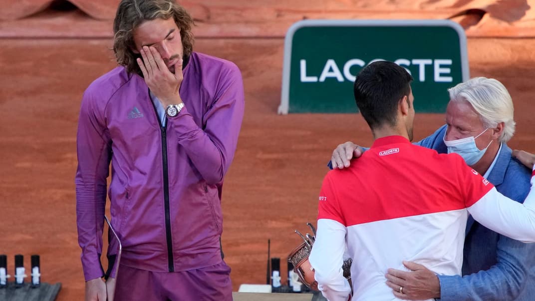 Греческий теннисист Стефанос Циципас (слева) после финала «Ролан Гаррос-2021». Париж, Франция, 13 июня 2021 года. Справа — Новак Джокович