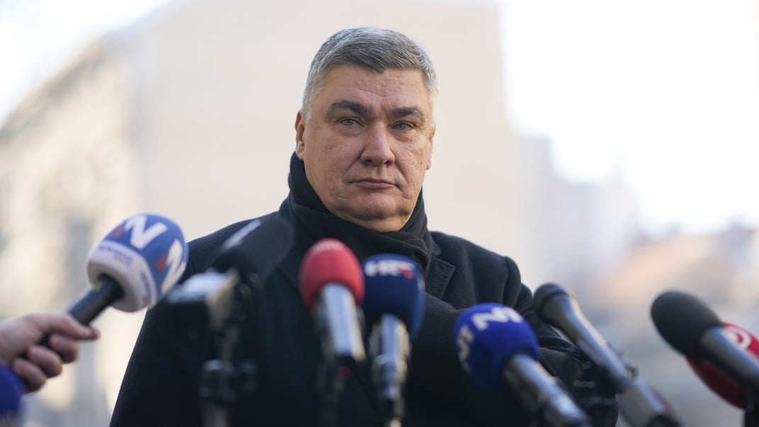Действующий президент Хорватии Зоран Миланович общается с журналистами после голосования на избирательном участке в Загребе, 29 декабря 2024 года