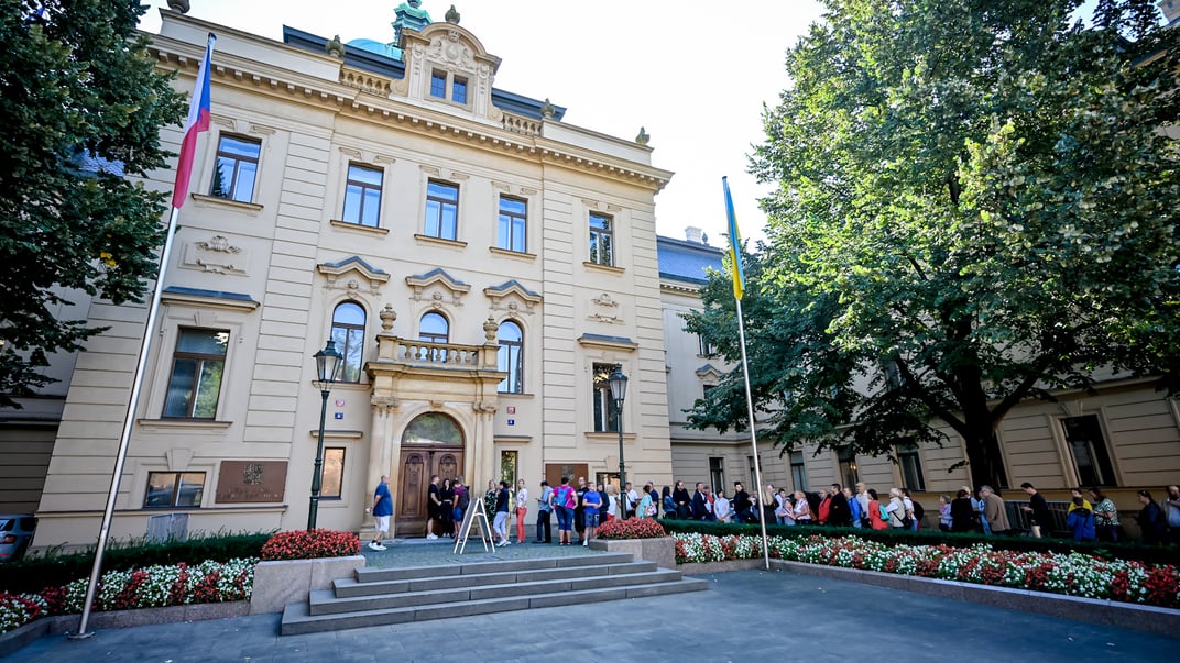 Прапор України біля будівлі чеського уряду, 28 жовтня 2023 року Прапор України біля будівлі чеського уряду, 28 жовтня 2023 року