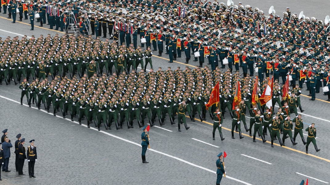 російські військові під час параду в Москві у 2021 році