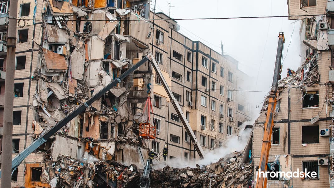 Рятувальна операція на місці влучання російської ракети в багатоповерхівку в Дніпрі, 15 січня 2023 року