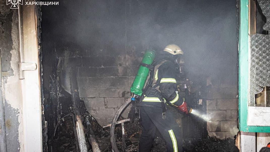 Спасатели на месте прилета в Харькове, ночь на 23 марта 2024 года