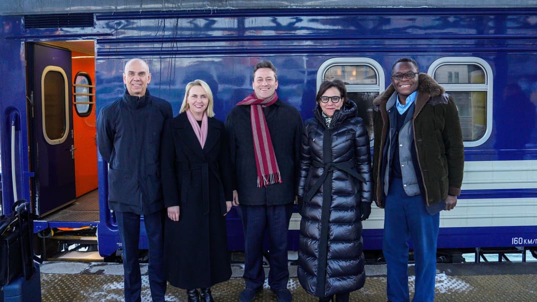 Госпожа посол США в Украине Бриджит Бринк (вторая левая), спецпредставитель США Пенни Прицкер (вторая справа) и представители США, Киев, 12 января 2023 года