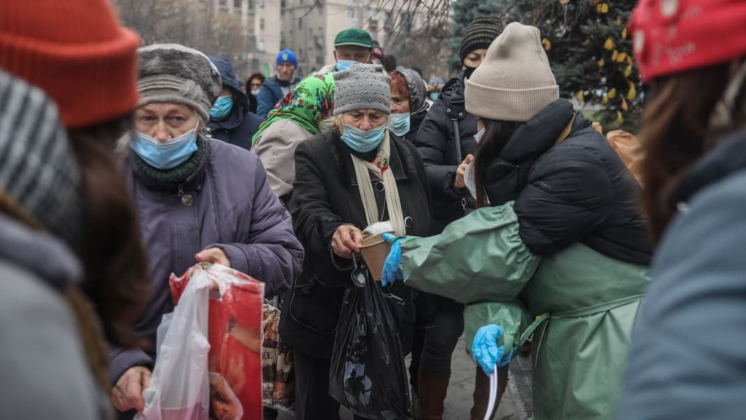 Святковий обід, організований до Дня бідності на Майдані Незалежності в Києві, 14 листопада 2021 року