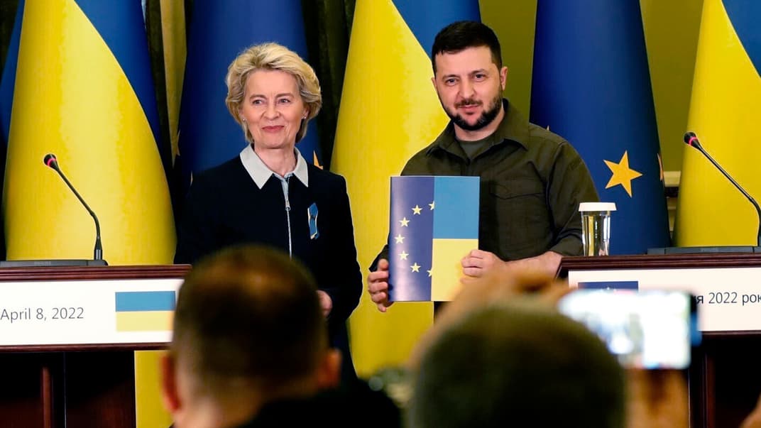 Президент України Володимир Зеленський отримує анкету для початку процесу розгляду заявки України на членство в Європейському Союзі від президентки Єврокомісії Урсули фон дер Ляєн, Київ, 8 квітня 2022 року