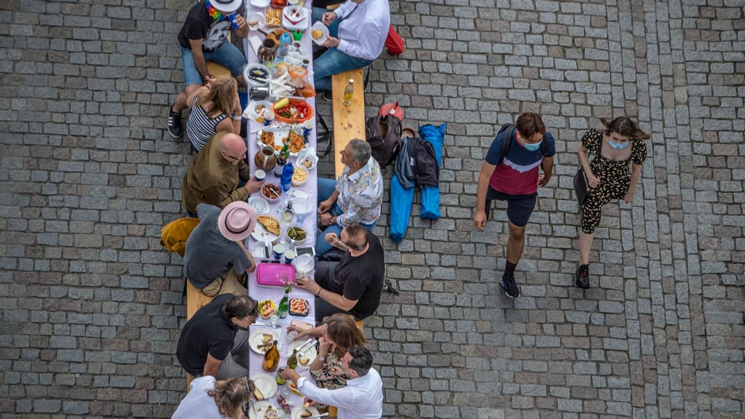 На Карловому мосту в Чехії влаштували прощальну вечірку для коронавірусу, Чехія, 30 червня 2020
