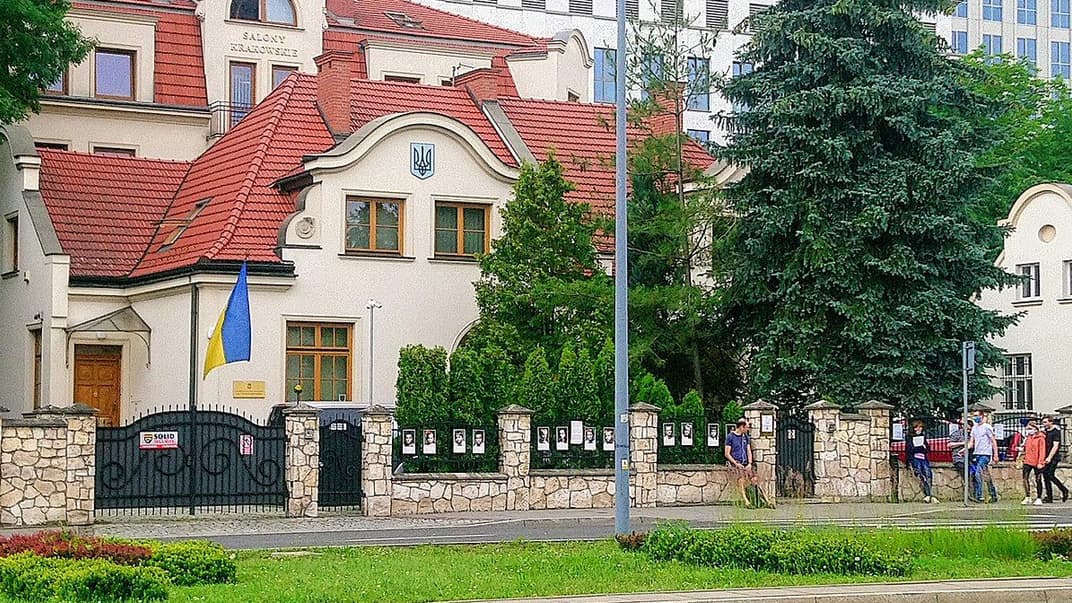Иллюстративная фотография. Генеральное консульство Украины в Кракове, июнь 2020 года