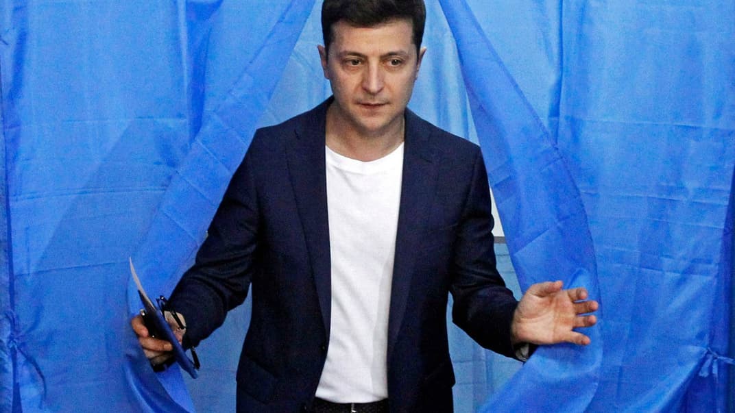 Кандидат у президенти України, комік Володимир Зеленський проголосував за себе на дільниці у Києві у другому турі виборів президента, 21 квітня 2019 року