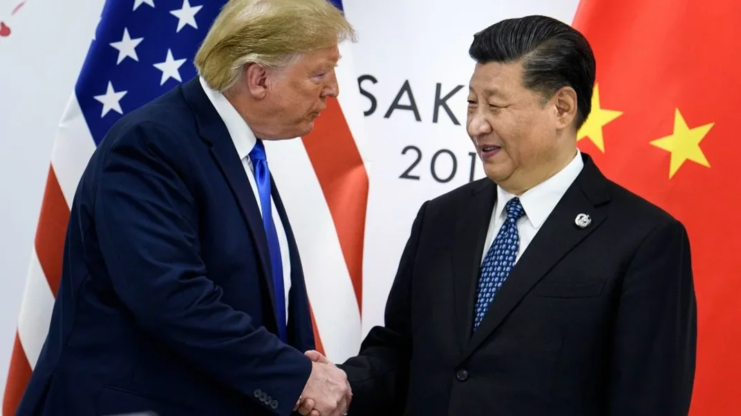 Дональд Трамп та Сі Цзіньпін тиснуть одне одному руки на саміті «Великої двадцятки» у Осаці, 2019 рік