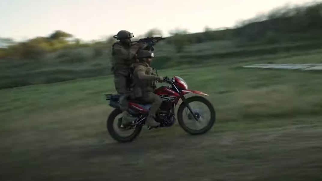 Бійці 425 полку тренуються виконувати бойові завдання за допомогою мотоциклів Бійці 425 полку тренуються виконувати бойові завдання за допомогою мотоциклів