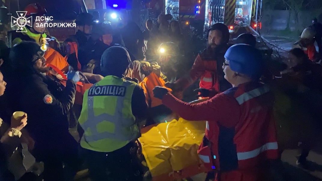 Спасатели помогают пострадавшим в результате российской атаки, 2 мая 2025 года