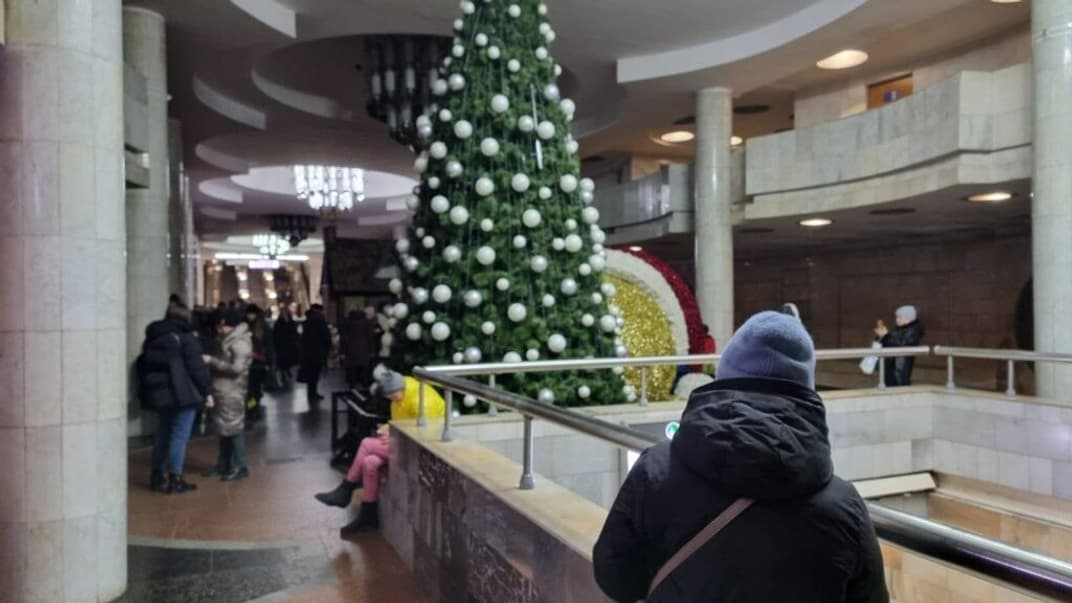 Новорічна ялинка на станції метро «Університет» в Харкові, 7 грудня 2022 року