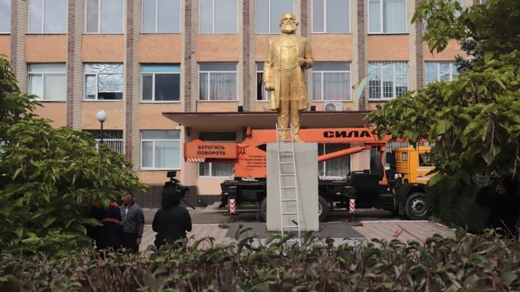 Памятник Карлу Марксу перед зданием горсовета в Арцизе