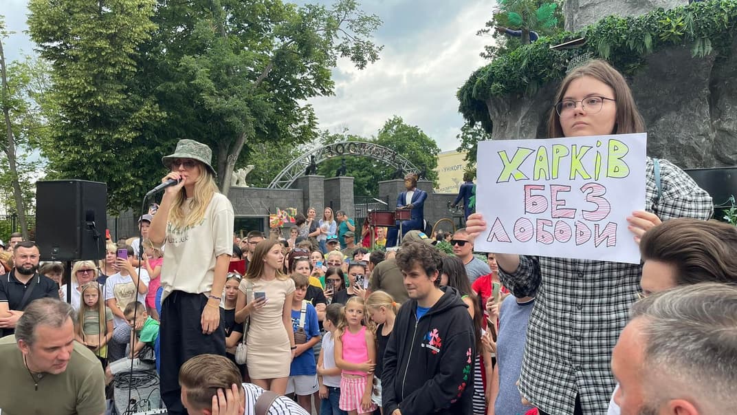 Світлана Лобода спробувала принизити дівчину, яка прийшла на виступ із плакатом «Харків без Лободи»