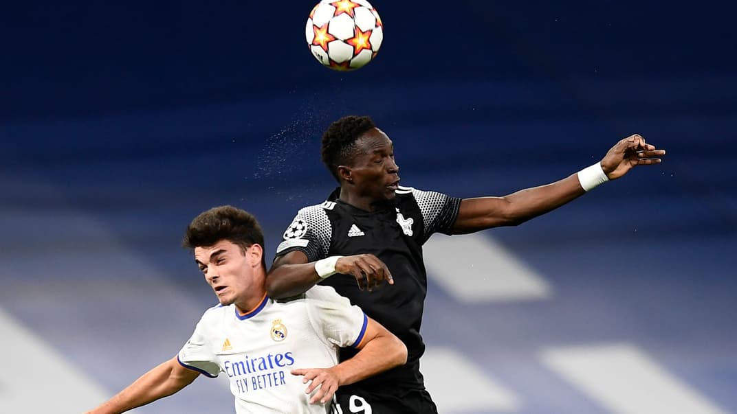 Мигель Гутьеррес из мадридского «Реала» (справа) и Адама Траоре из молдавского «Шерифа» во время второго матча группового этапа Лиги чемпионов УЕФА, Мадрид, Испания, 28 сентября 2021 года