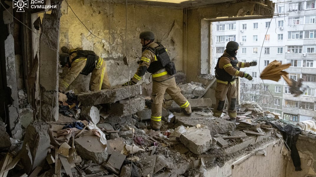 Розбір завалів у будинку, в який влучив російський «шахед» у Сумах
