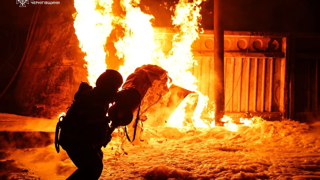 Спасатели тушат пожар в Нежинском районе после российской атаки