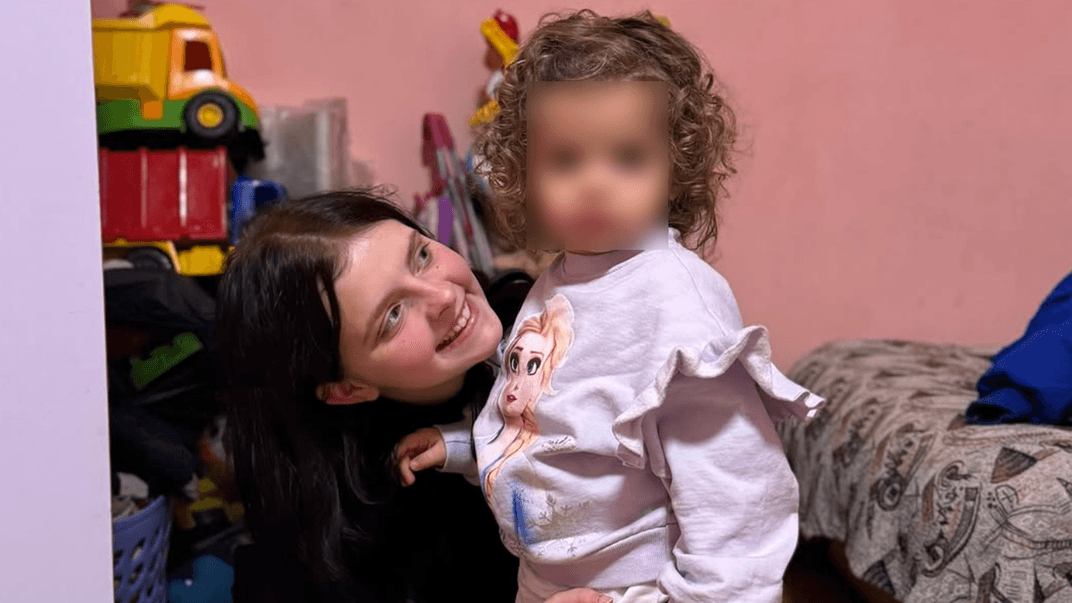 Вихованка інтернату Анастасія зі своєю донькою