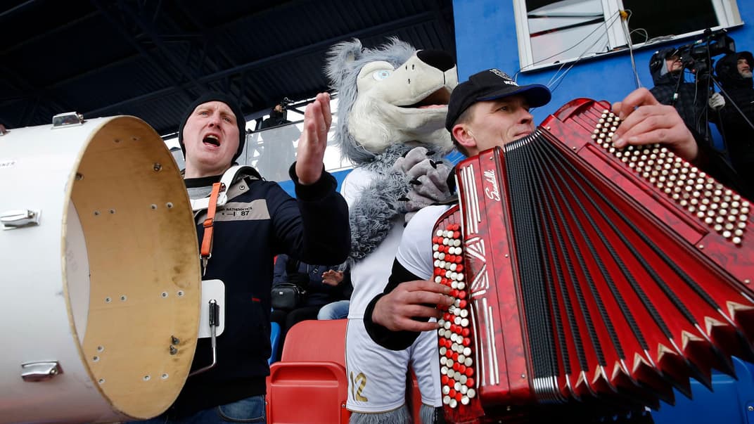 Музыканты развлекают болельщиков во время футбольного матча белорусской премьер-лиги между ФК «Ислочь» и ФК «Неман Гродно» в Гродно, Беларусь, 21 марта 2020