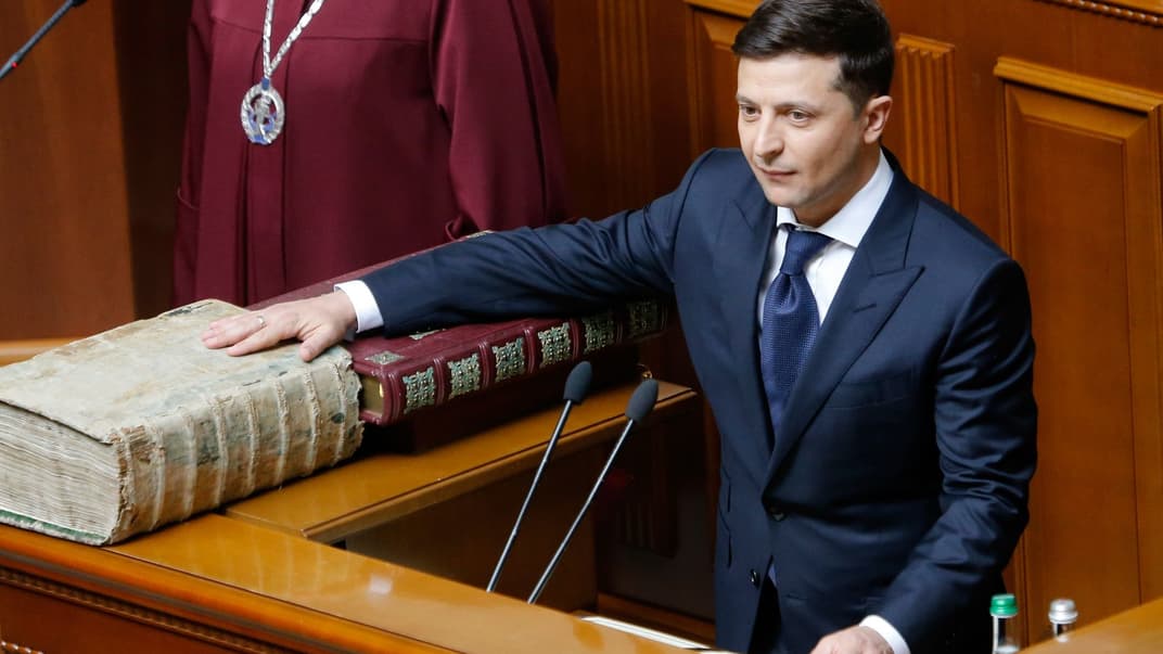 Новоизбранный президент Украины Владимир Зеленский приносит присягу на Острожской Библии во время инаугурации, Киев, Украина, 20 мая 2019 года