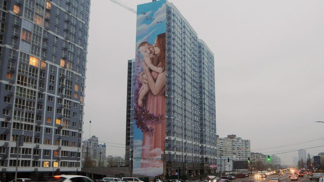 Мурал на стене многоэтажного дома в Киеве, 27 ноября 2020 года