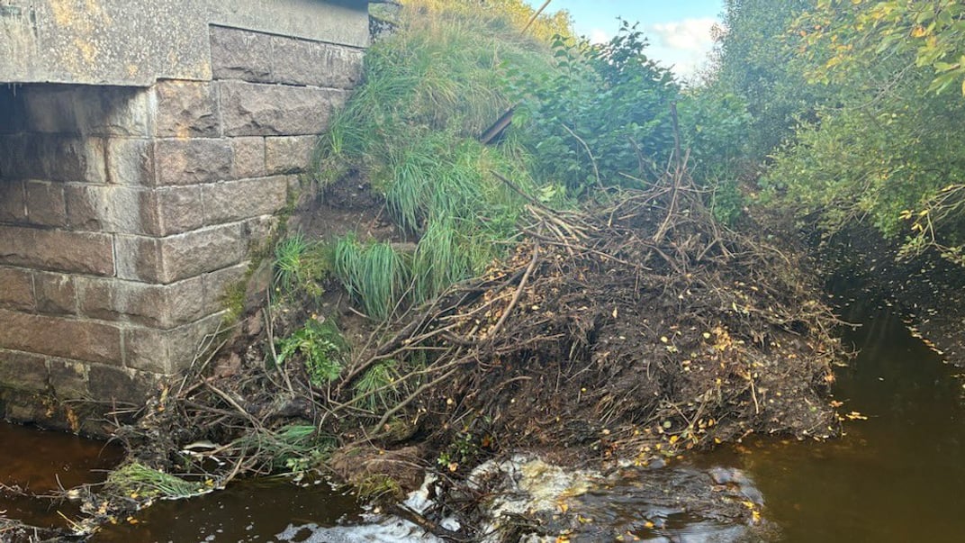 Струмок під залізничним мостом