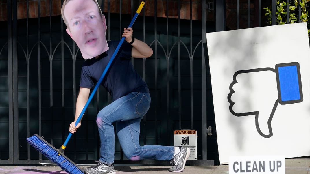 Мужчина в маске Марка Цукерберга позирует как уборщик на акции протеста из-за недейственной борьбы с дезинформацией, Сан-Франциско, США, 21 ноября 2020 года