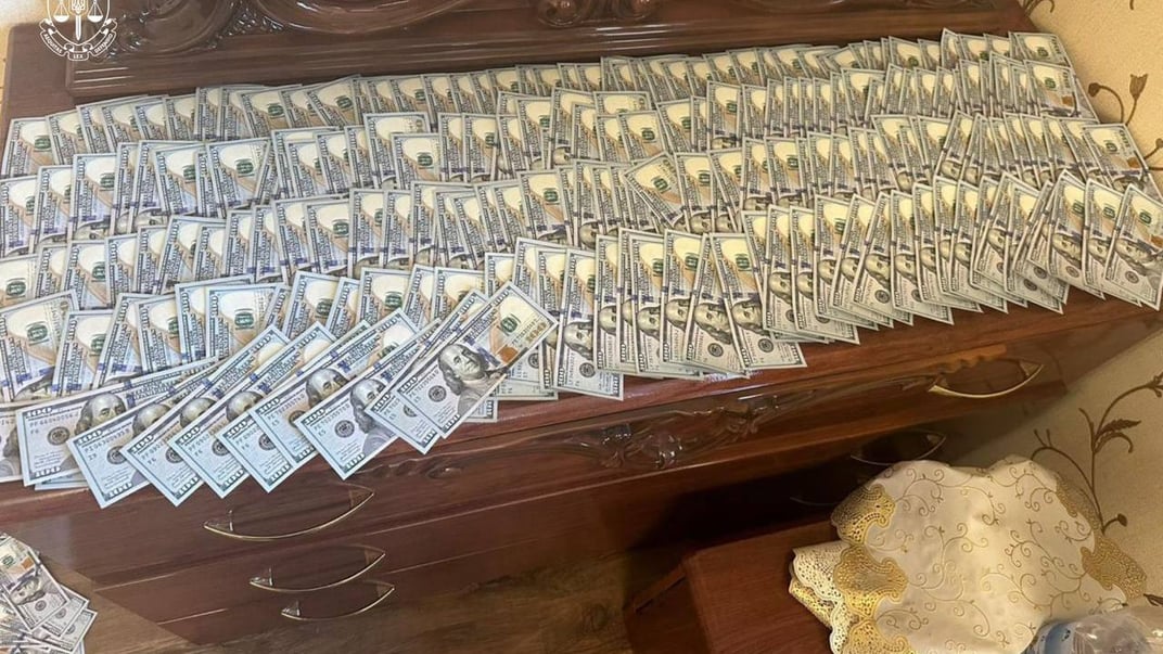 У керівників ТЦК на Київщині знайшли понад мільйон доларів