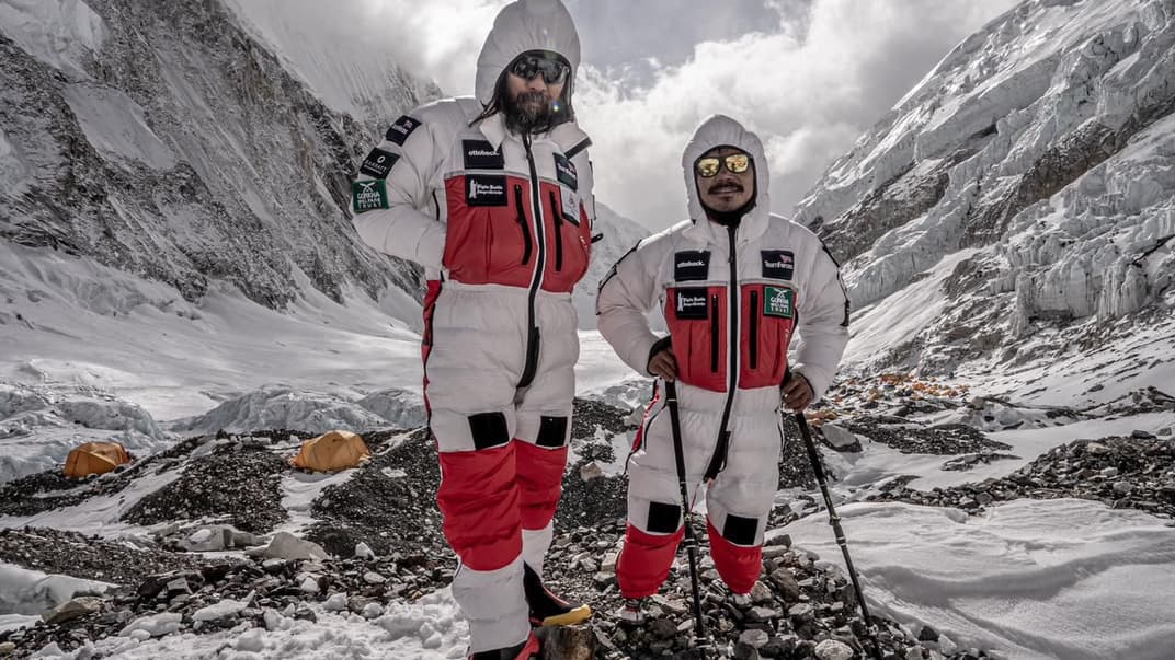 Харі Будха Магар (справа) піднімається на Еверест, 17 травня 2023 року
