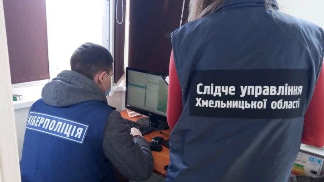 Обшуки за місцем проживання хмельничанина, який продавав чужі логіни та паролі, 2 квітня 2020 року